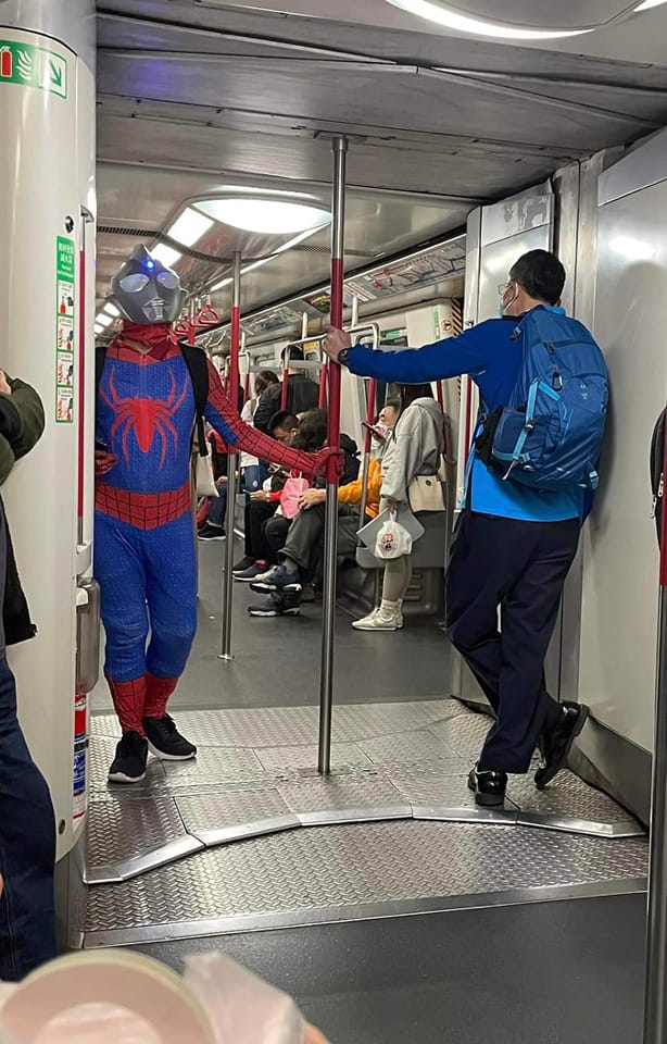 有網民早前在車廂發現超人迪迦走近細看，日本超人卻穿了來自西洋的蜘蛛俠套裝。網圖