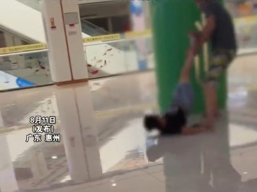 男子在商場對孩童連環施暴。抖音