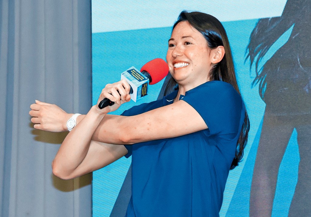何詩蓓在台上跟同學分享平時拉筋動作。