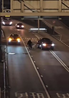 行過的車輛都打死火燈。fb 車cam L（香港群組）BrightLion5852