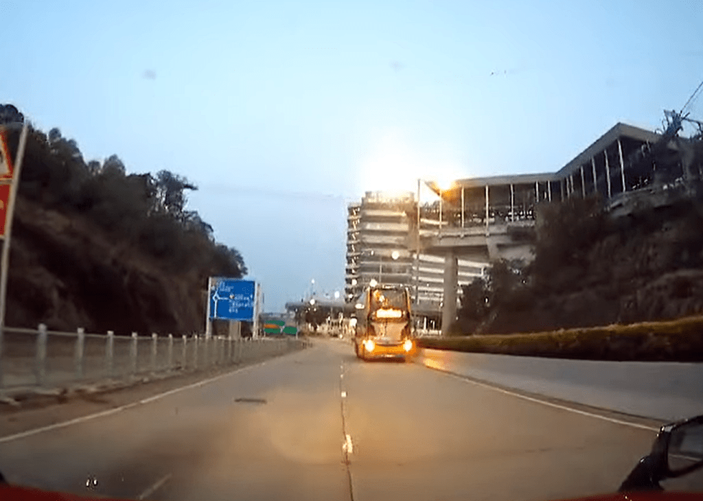 一輛城巴逆駕亮着死火燈。fb：車cam L（香港群組）