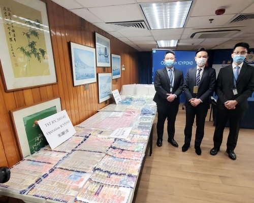 行動當中警方檢獲超過41萬元的港幣現金及與性工作有關的物品。