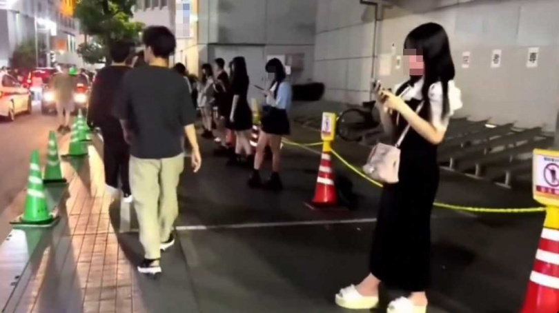 大久保公园是著名的“流莺一条街”，路上常见站一排的流莺。X／masami777777