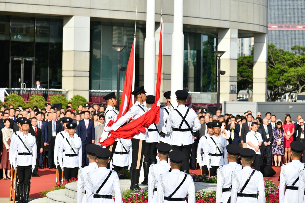 中華人民共和國成立七十五周年慶祝活動升旗儀式。（盧江球攝）