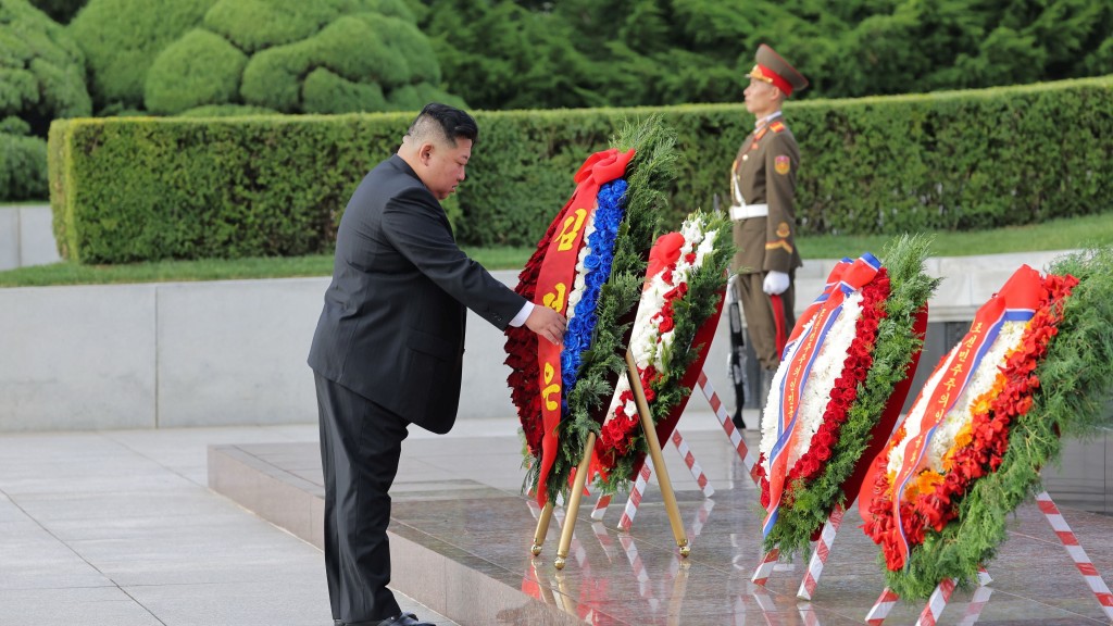 北韩“解放节”纪念二战终结，金正恩携妻女参谒烈士陵园。 路透社