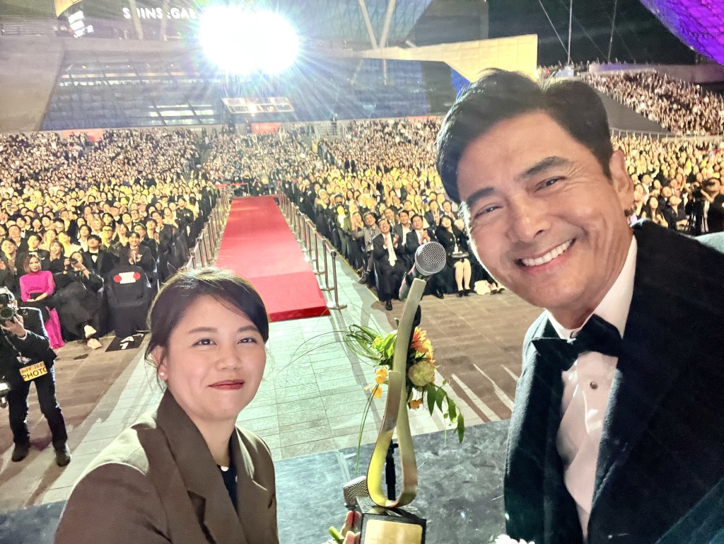 发哥玩自拍玩到去韩国，在台上与数千名观众自拍，劲开心。
