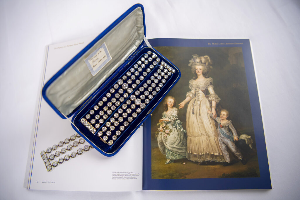 瑪麗皇后兩條具200年歷史的鑽石手鏈以超過6,300萬港元成交。 （美聯社） 
