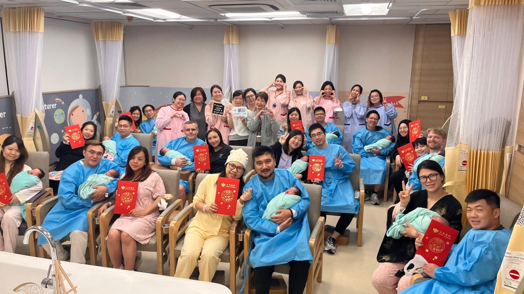 仁安醫院大派超過十萬元利是予同日出生的嬰兒，祝賀各個新生家庭身體健康，生活美滿。