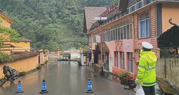 網傳有酒店被洪水沖毀。抖音@怒江丙中洛獨龍江旅遊包車王師 網傳有酒店被洪水沖毀。抖音@怒江丙中洛獨龍江旅遊包車王師
