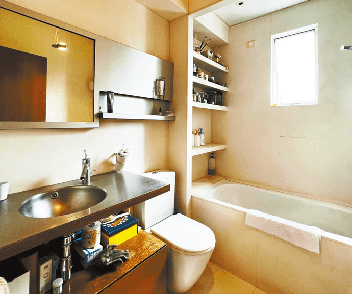 浴室設有層架、地櫃，更有壁龕， 收納及貯物空間多多。