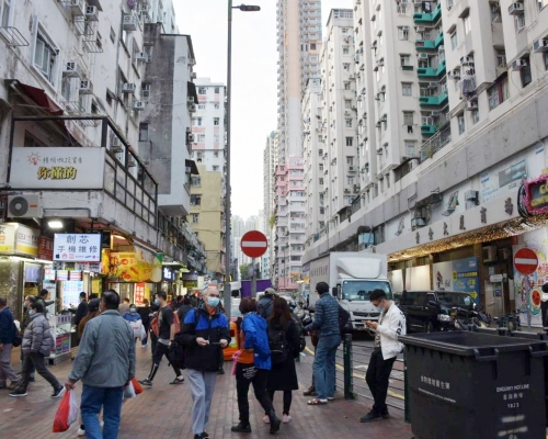 何啟明指，深水埗區的確診個案近日持續下跌。