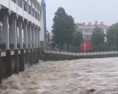 安徽淮河王家壩閘啟動開閘蓄洪。(網圖)