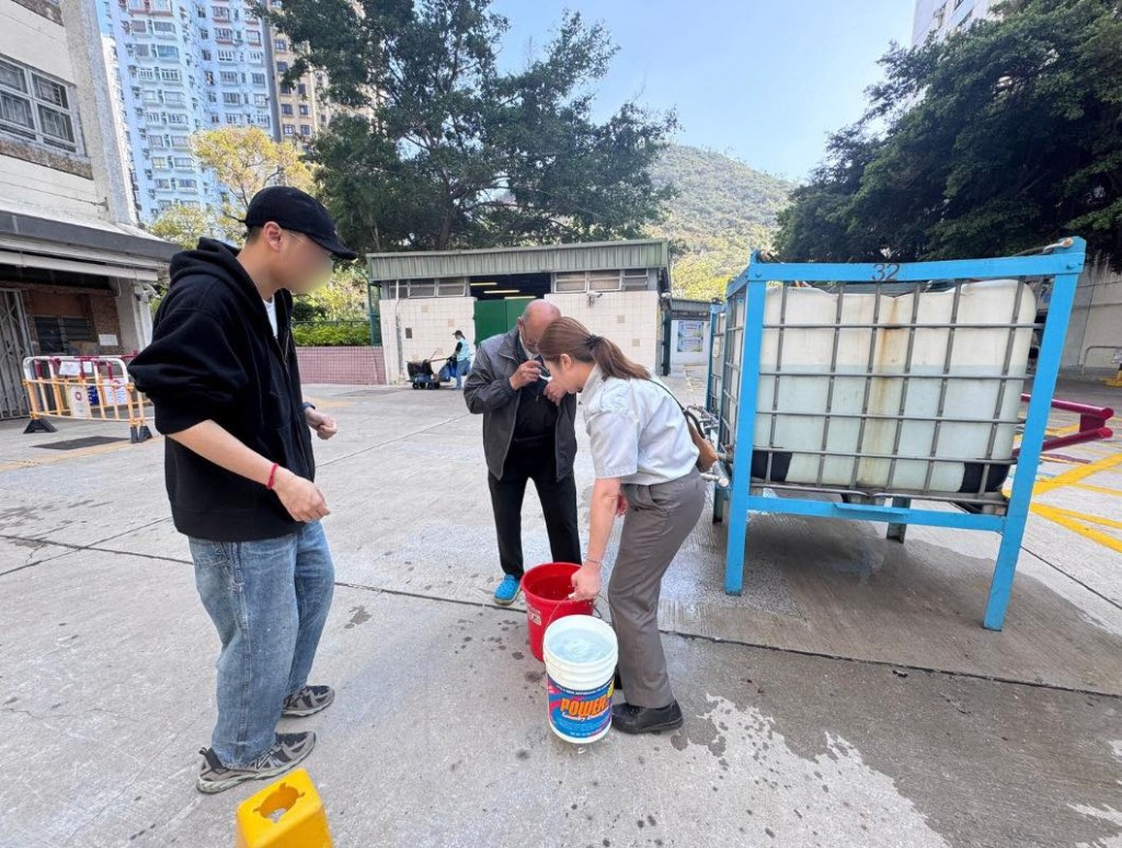 水務署安排水車供居民應急取水。FB:房委會 水務署安排水車供居民應急取水。FB:房委會
