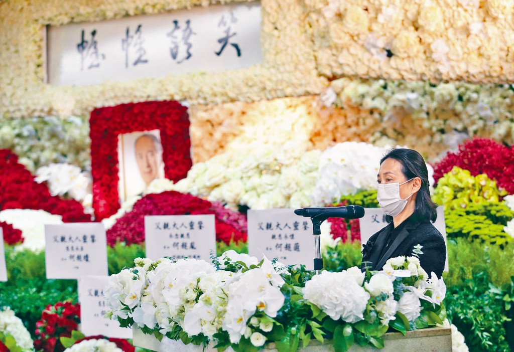 ■何超瓊作為家族代表宣讀國家領導人慰問訊息及唁電名單。