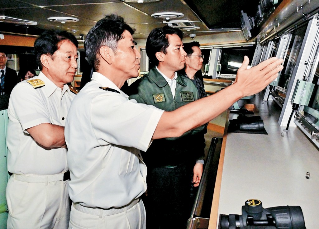 小泉進次郎22日在沖繩視察自衛隊設施。