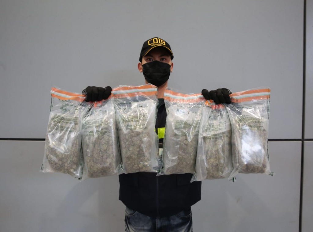 海關檢獲約2.1公斤懷疑大麻花,估計市值約44萬元。