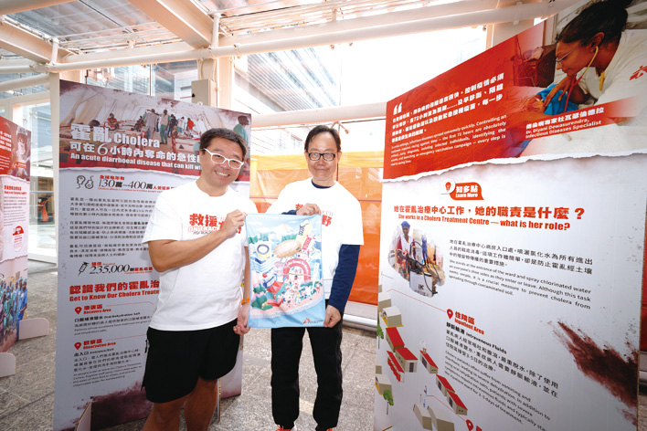 場內設有展覽介紹無國界醫生的救援工作，無國界醫生（香港）董事會主席趙卓邦（左）及董事會副主席李威儀醫生（右）表示公眾的捐款及支持，是救援人員繼續前行的一大助力。