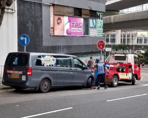 警方拖走6輛違例停泊的車輛。警方圖片