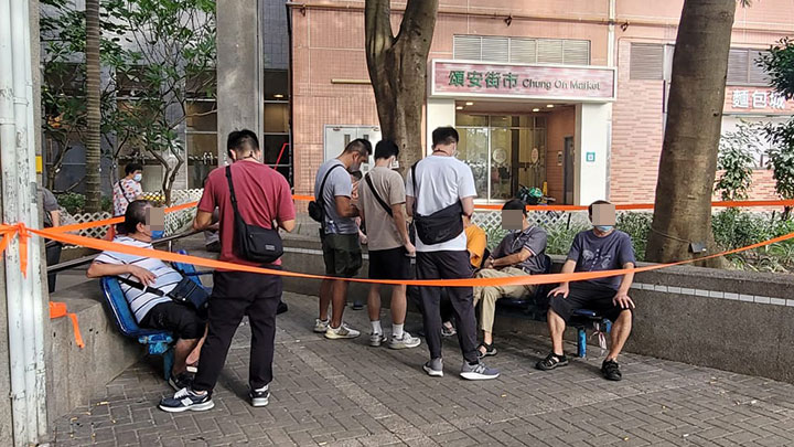 警方於禾輋邨、廣源邨、博康邨及頌安邨一帶拘捕14人。警方提供