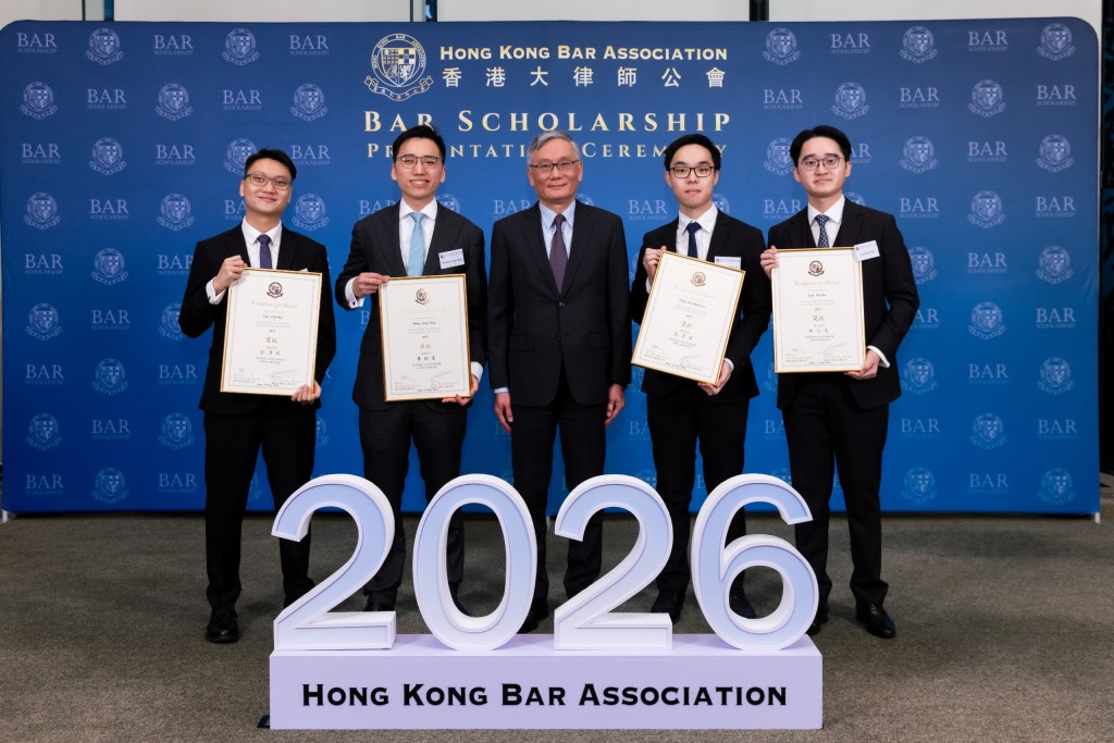 終審法院首席法官張舉能(中)向實習大律師劉澤錡(左一)、黃朗笙(左二)、彭彥程(右二)及林伯熹(右一)頒發大律師公會獎學金獎狀。 終審法院首席法官張舉能(中)向實習大律師劉澤錡(左一)、黃朗笙(左二)、彭彥程(右二)及林伯熹(右一)頒發大律師公會獎學金獎狀。