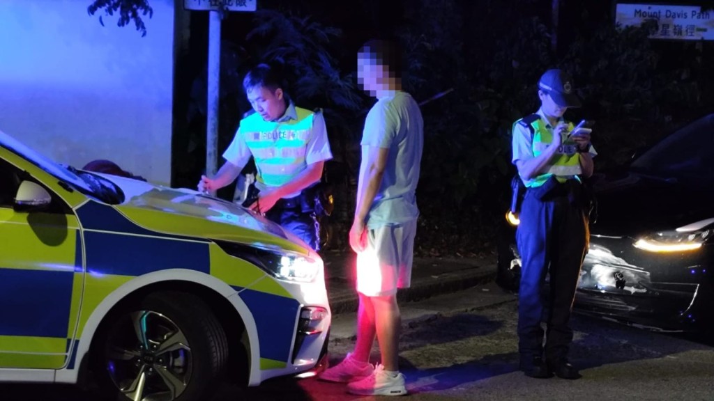 一名懷疑私家車男司機正接受警員查問。