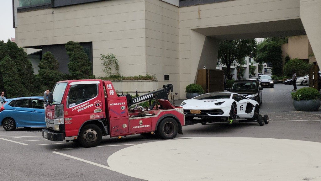 至下午5时许，警方于屯门一屋苑拖走一辆白色林宝坚尼跑车。黄文威摄