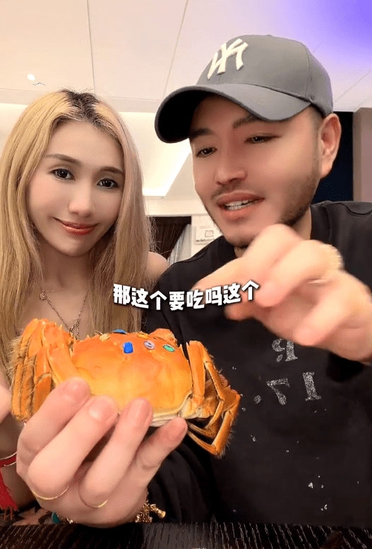 何超盈的大閘蟹鑲滿了鑽石貼紙。