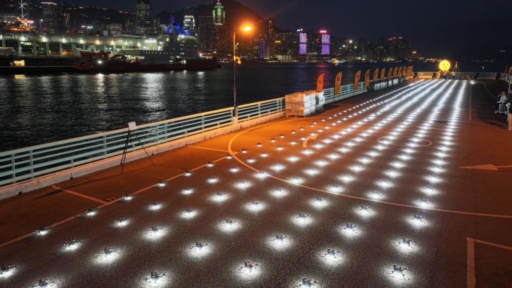 「雪龍2」號無人機表演取消，改以500盞白燈向火災死者致哀。