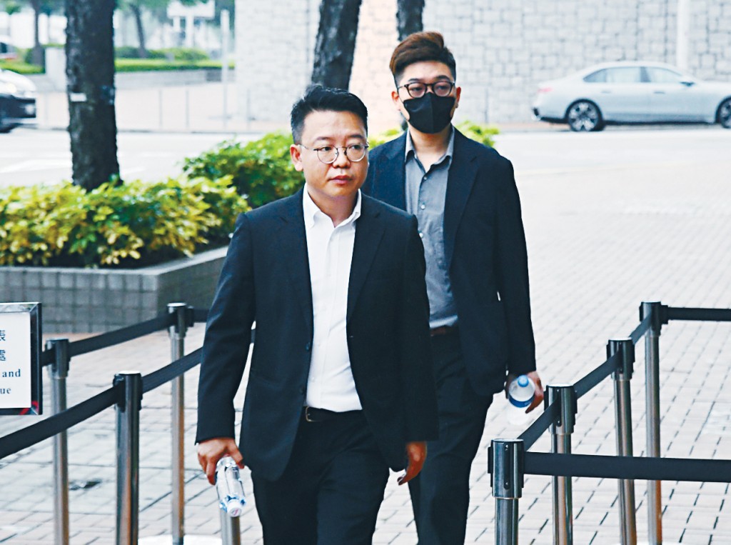 宏泰消防工程有限公司董事及工程師鍾傑文（前左）及水喉工唐慶麟（後右）昨日在聽證會上作供。