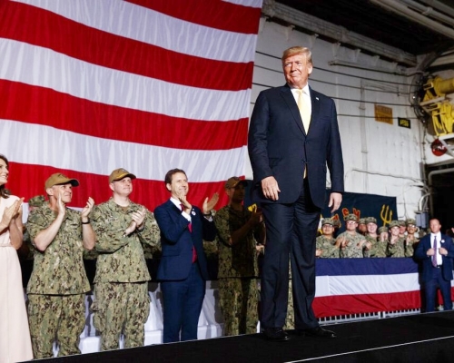 特朗普到横须贺基地探访驻日美军。AP