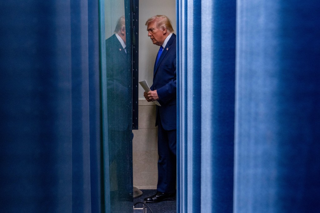 特朗普準備出席記者會,神情嚴肅。美聯社 特朗普準備出席記者會,神情嚴肅。美聯社