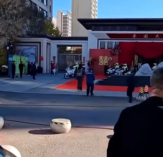 內蒙古有婚車公司找人「冒警」為迎親隊開路被罰。青城公安