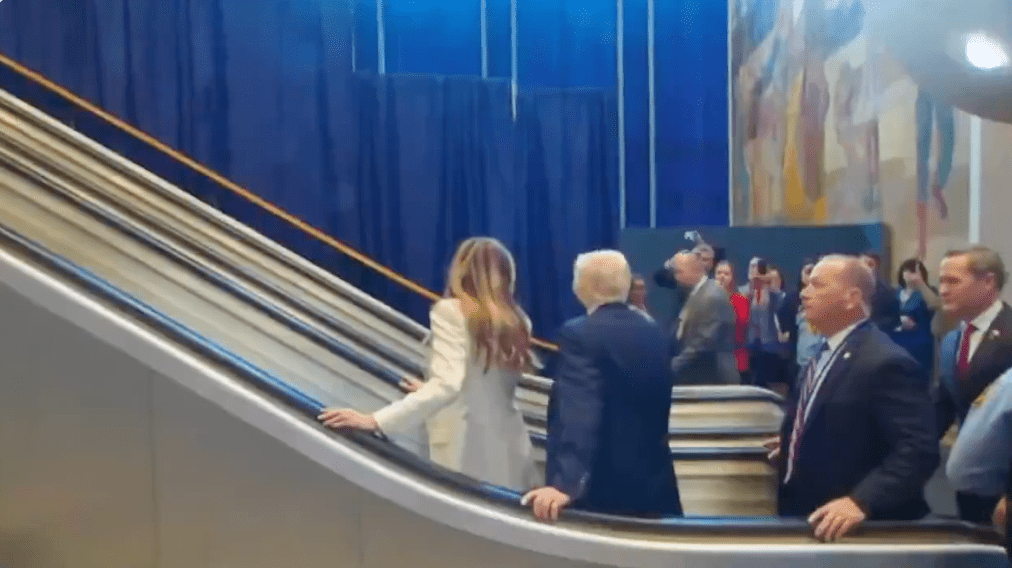 特朗普和梅拉尼婭回頭望向記者。X@Trump_Fact_News
