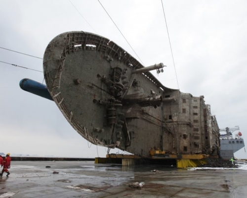 「世越號」月前終被撈起拉回上岸。AP