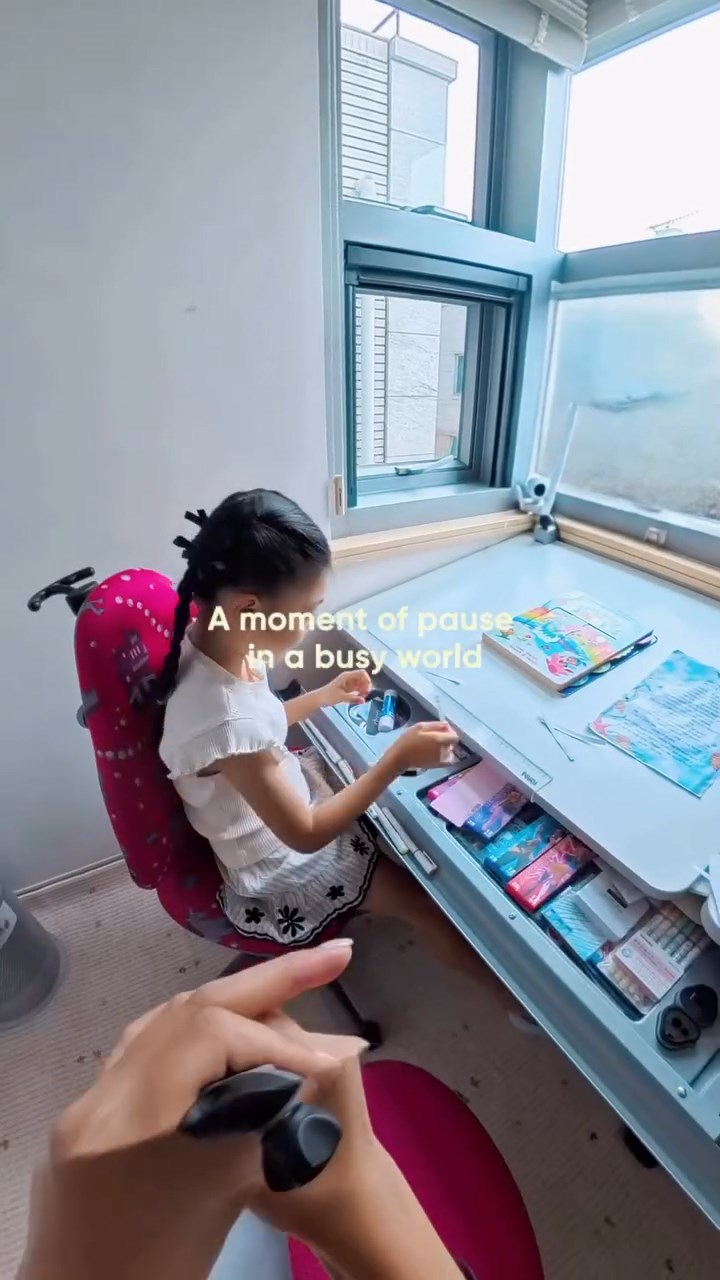 陳展鵬囡囡的房間只有一張書枱及凳。 陳展鵬囡囡的房間只有一張書枱及凳。
