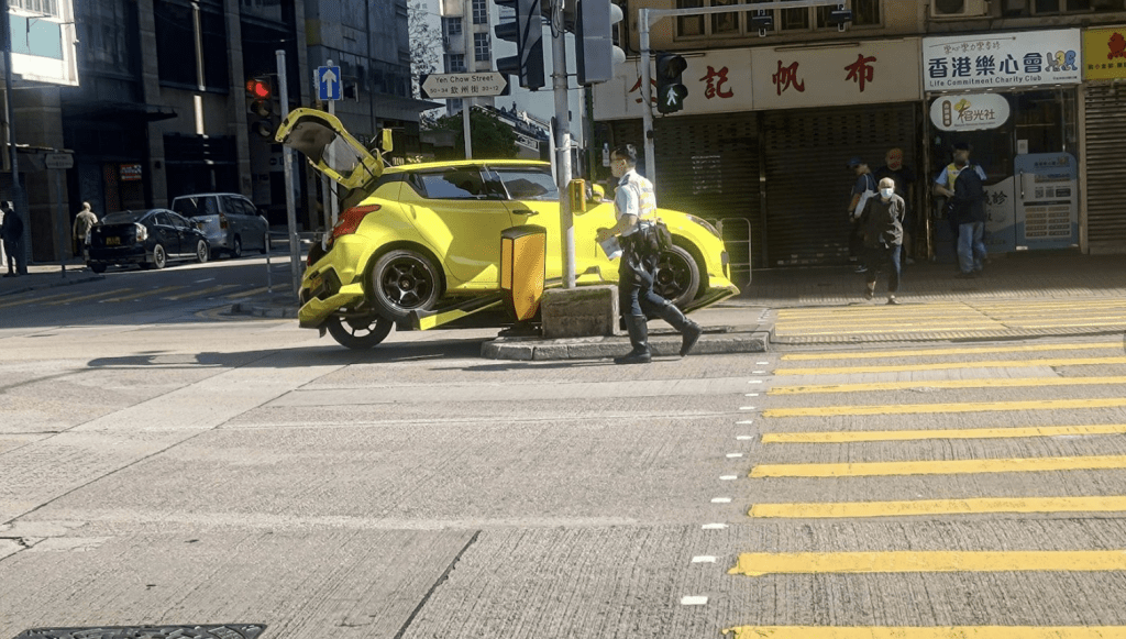 深水埗医局街与钦州街交界,一辆铃木Swift Sport私家车转弯时疑失控,铲上安全岛石壆并撞及交通灯柱。fb“车cam L(香港群组)” 深水埗医局街与钦州街交界,一辆铃木Swift Sport私家车转弯时疑失控,铲上安全岛石壆并撞及交通灯柱。fb“车cam L(香港群组)”