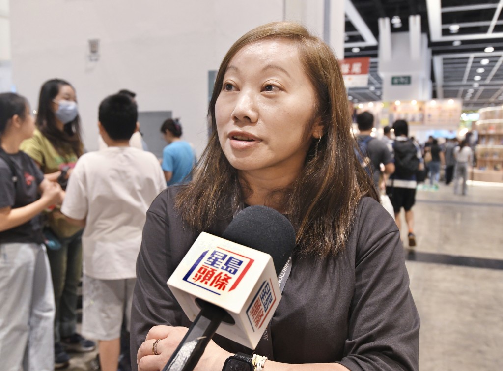 劉美兒指,今早開始營業後反應不俗,與去年同期相比人流有所上升。何君健攝 劉美兒指,今早開始營業後反應不俗,與去年同期相比人流有所上升。何君健攝