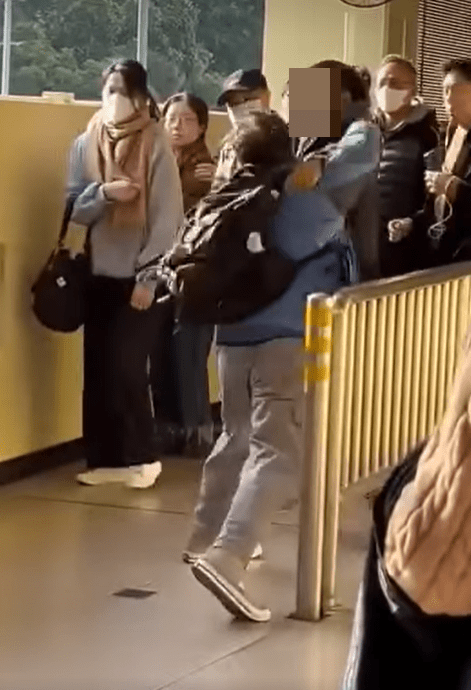 一名孭背囊的男子与身穿黑色外套的男子于港铁东铁綫上水站外发生争执，其间二人更出拳互殴。