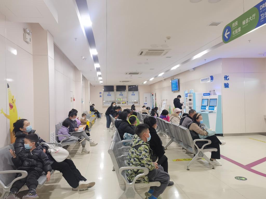有醫生指近來就診量比去年同期翻倍，其中大部分是甲流兒童患者。 新華社資料圖