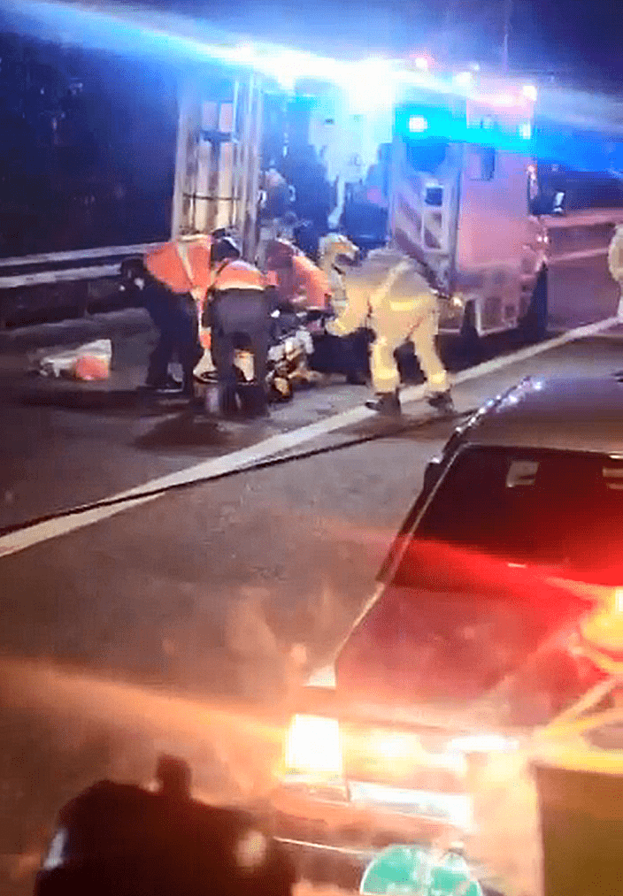 救护员将伤者送院抢救。fb：马路的事 (即时交通资讯台)