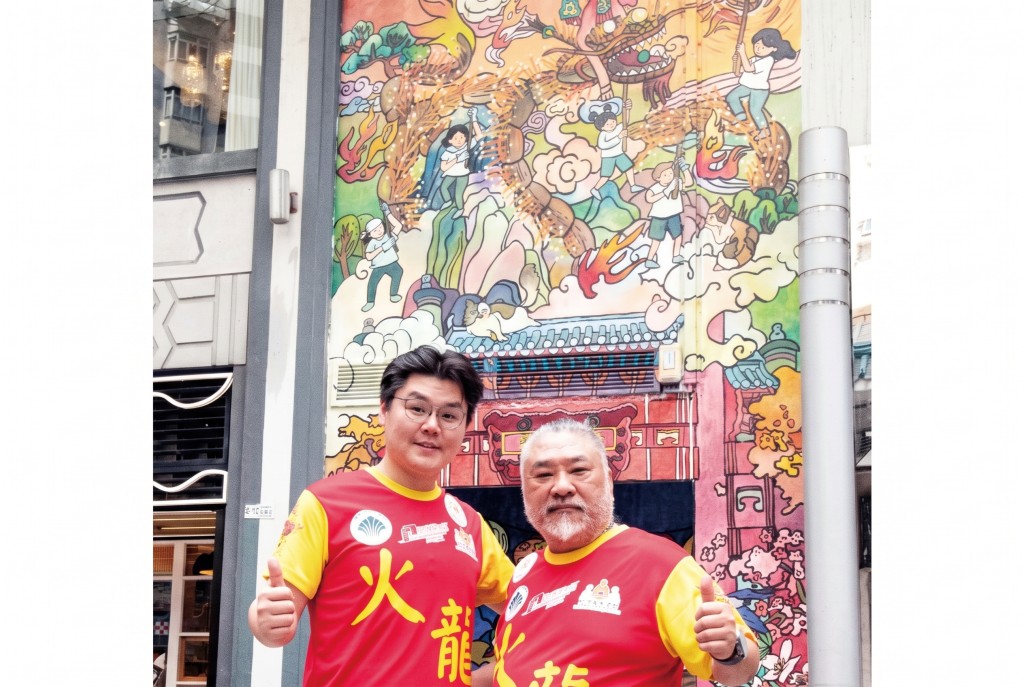 香港南區各界聯會常務副理事長張展聰（左）和紮作火龍的黃卓源師傅（右），誠邀大家中秋節到香港仔中心廣場感受火龍盛會的熱鬧氣氛。