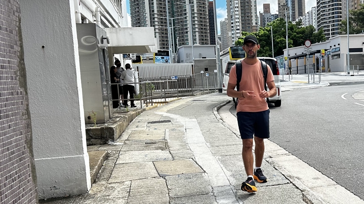 女死者的法籍丈夫認屍後離開。蔡楚輝攝