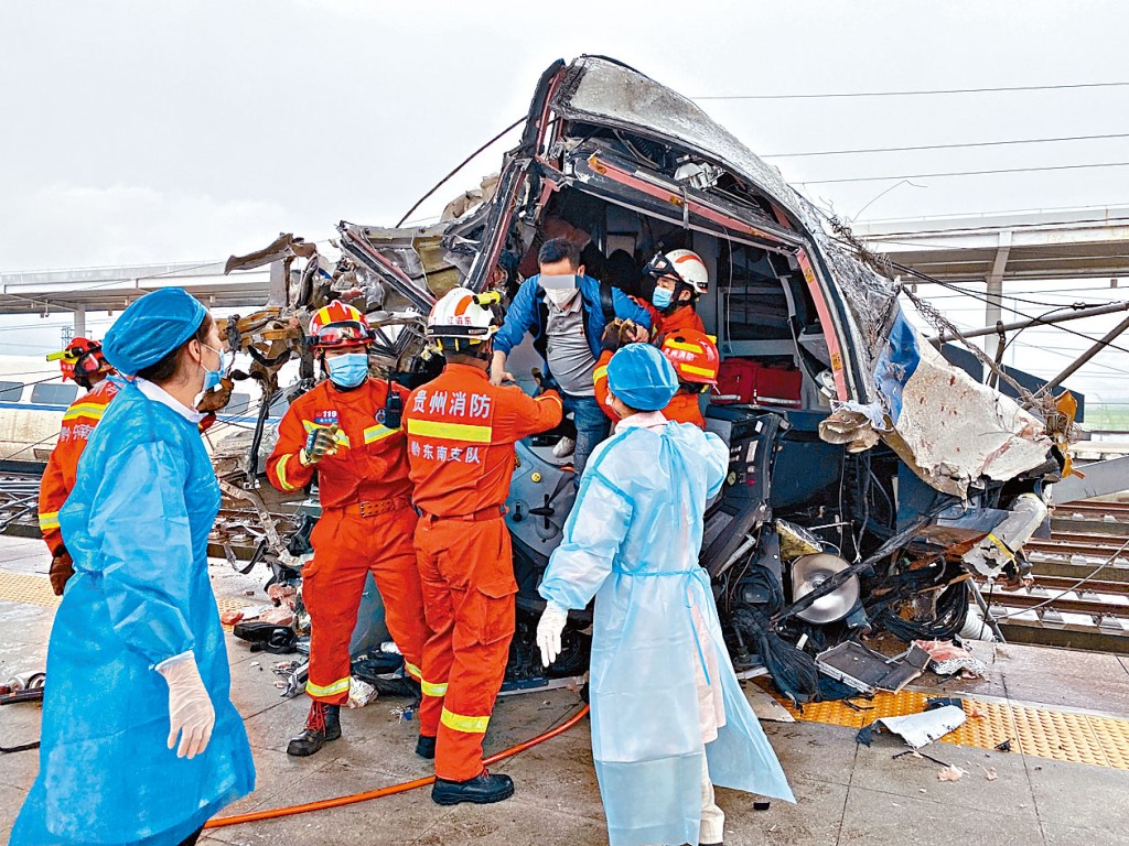 消防員拆破列車車頭救出被困旅客。