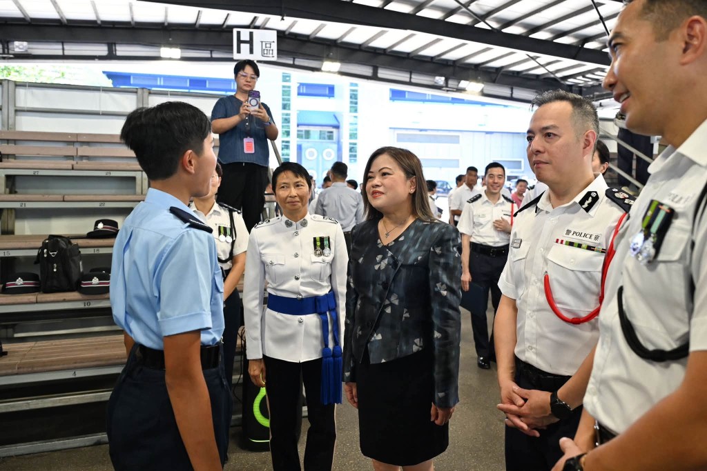 文化體育及旅遊局局長羅淑佩與結業學員傾談。 文化體育及旅遊局局長羅淑佩與結業學員傾談。