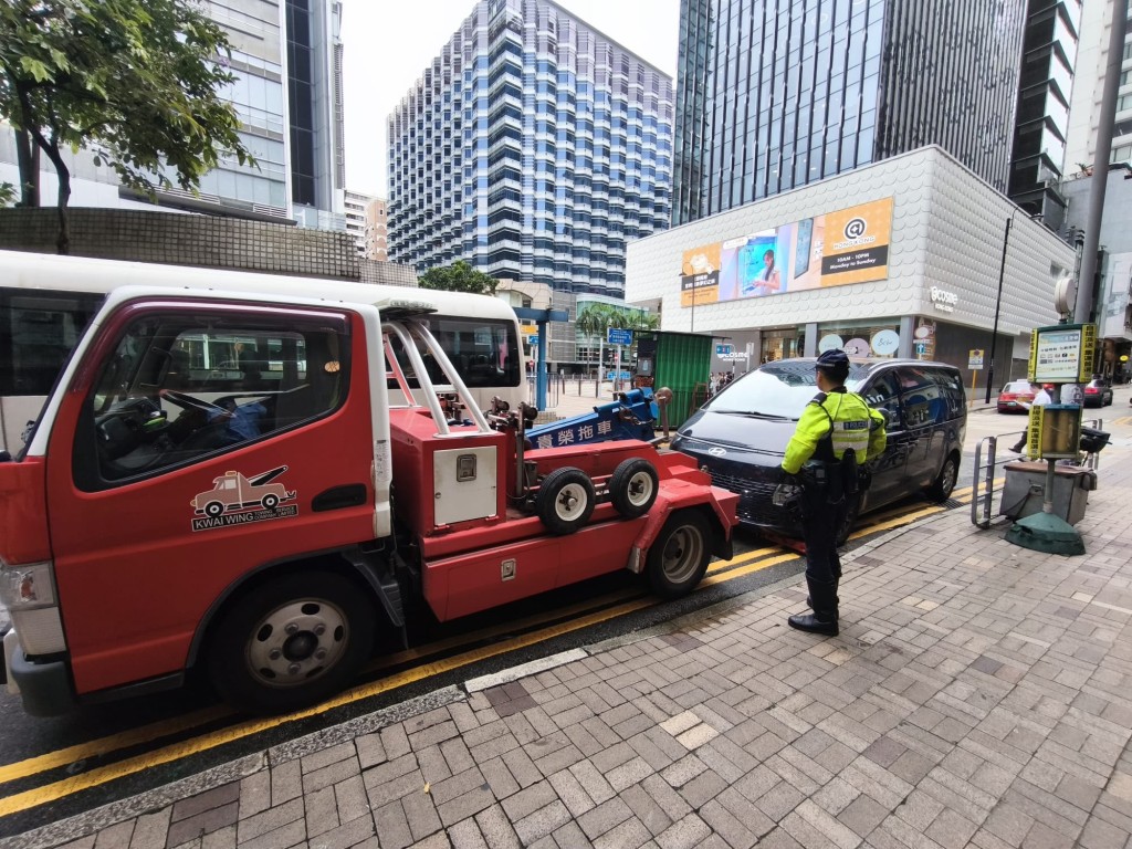油尖警区打击违泊黑点 发819张告票兼拖两车 截至七月发逾10万张定额罚款通知书。警方提供