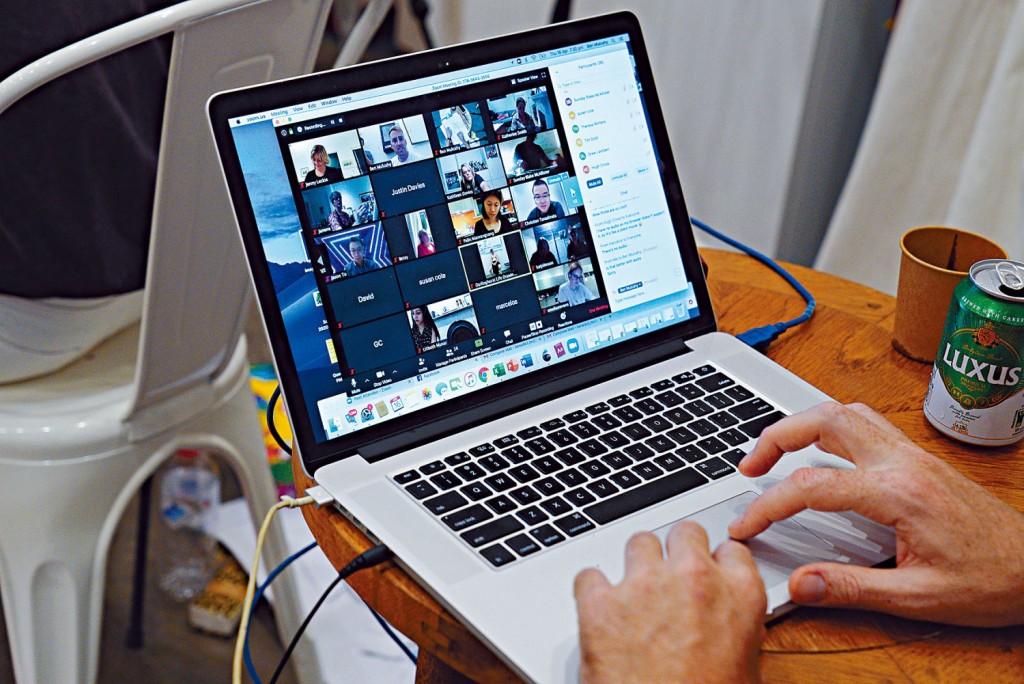 疫境下很多人远程工作。