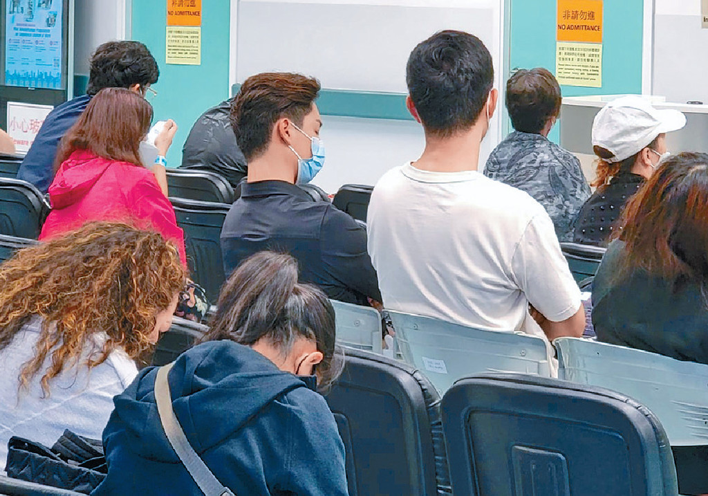 ■吳偉豪（上中）坐在急症室等候期間，一臉愁容。