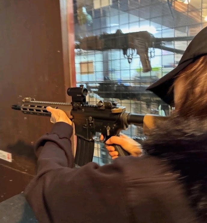 Giselle不時大晒自己去玩真槍射擊的照片。 Giselle不時大晒自己去玩真槍射擊的照片。