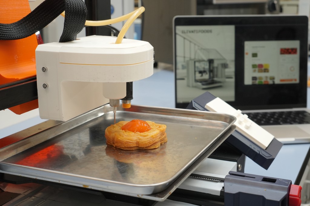 3D打印機正在製作月餅。 科大提供