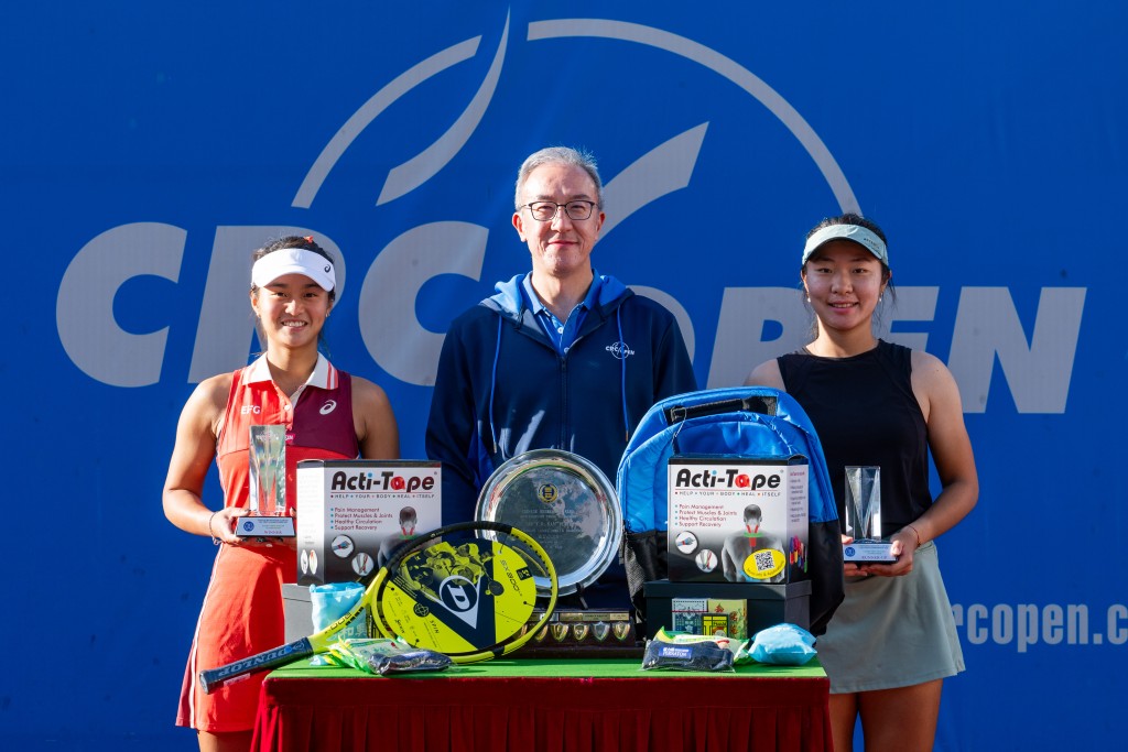 中國香港網球總會會長莫君逸（中）向女單冠軍王康怡（左）及女單亞軍伍曼瑩（右）頒獎。 公關圖片